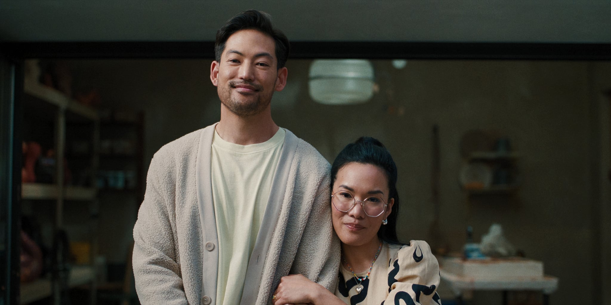Carne bovina.  (da esquerda para a direita) Joseph Lee como George, Ali Wong como Amy no episódio 103 de Beef.  Cr.  Cortesia da Netflix © 2023