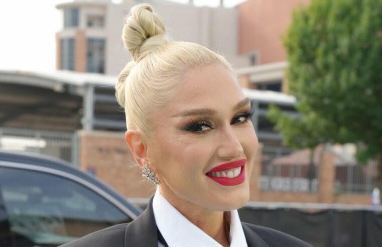 Botas felpudas e minissaia de Gwen Stefani no CMT Awards