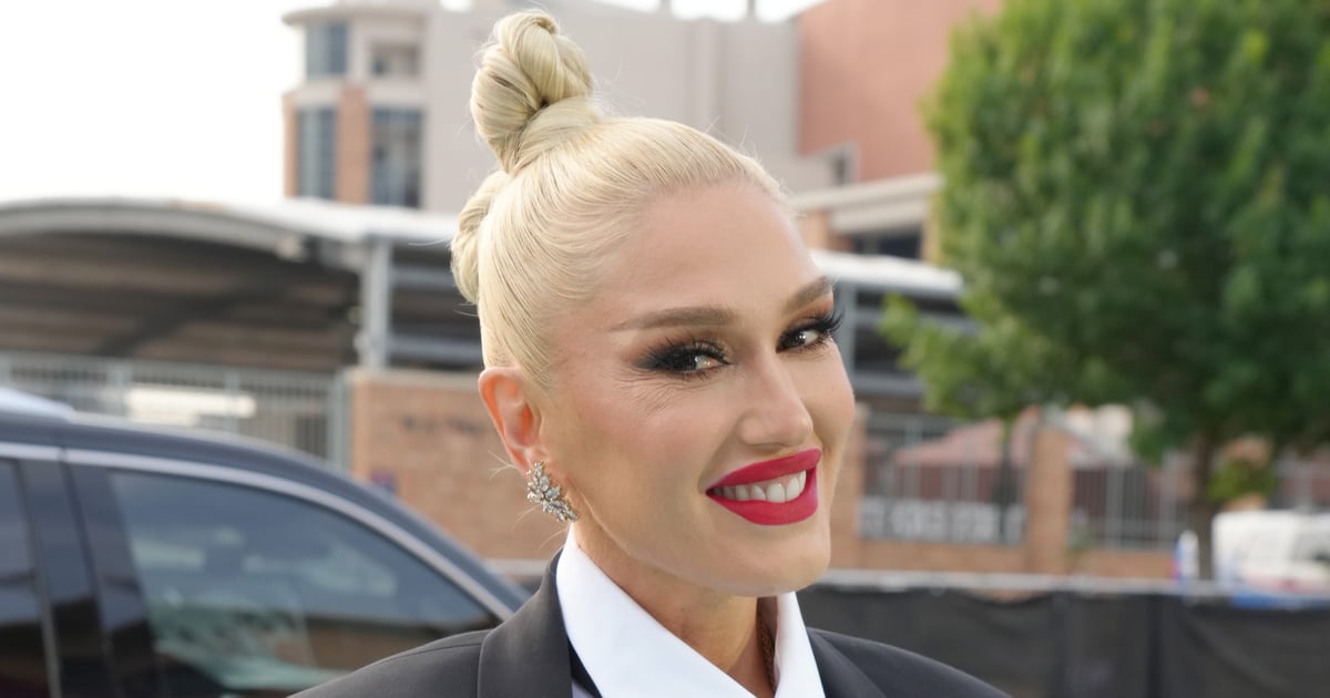 Botas felpudas e minissaia de Gwen Stefani no CMT Awards