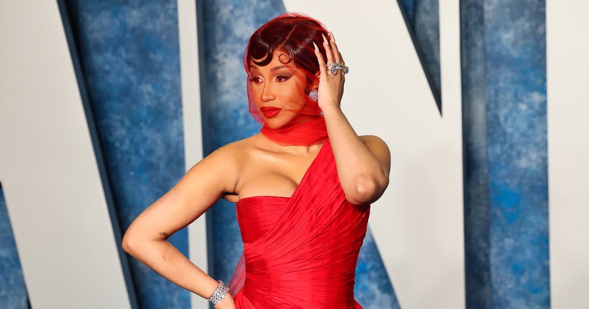 Cardi B mostra Sideboob em roupa tropical de duas peças