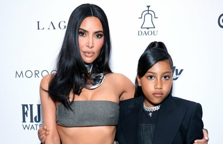 Kim Kardashian e North West participam do Fashion Los Angeles Awards