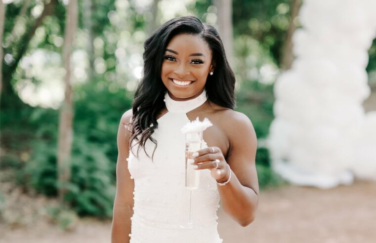 O vestido branco de Simone Biles para o chá de panela