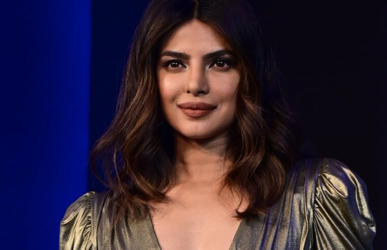 Priyanka Chopra Vestido de decote metálico dourado com laço