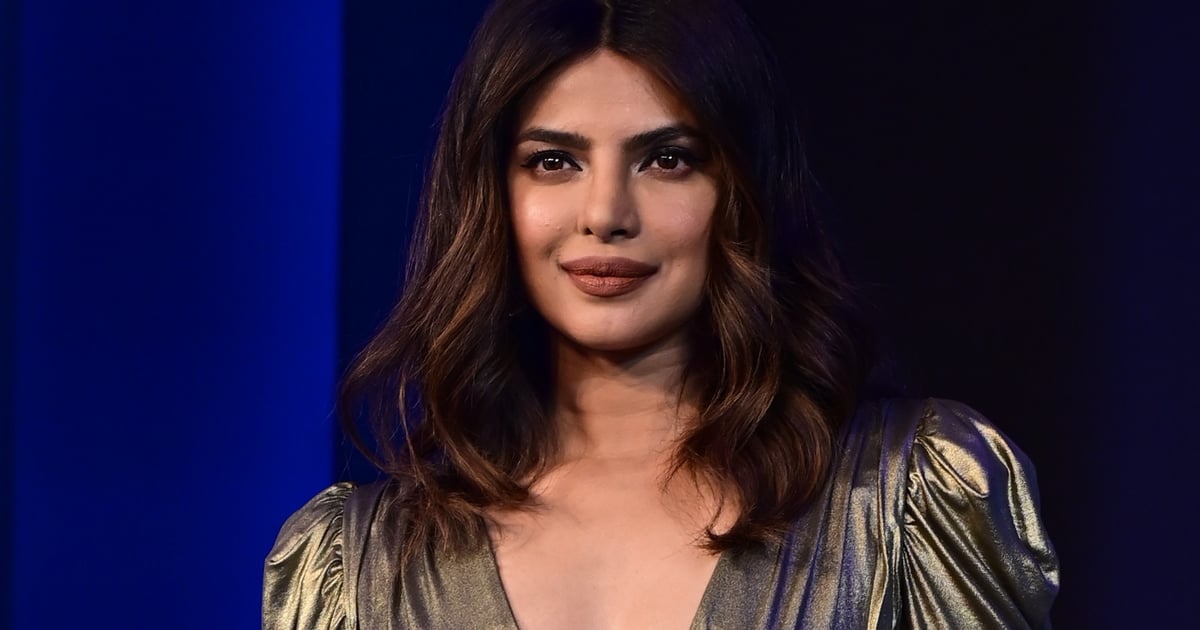 Priyanka Chopra Vestido de decote metálico dourado com laço