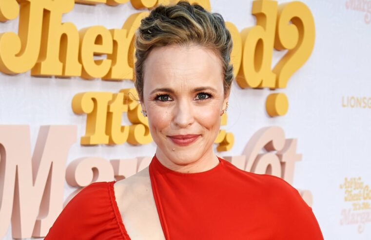 Vestido vermelho Victoria Beckham de Rachel McAdams