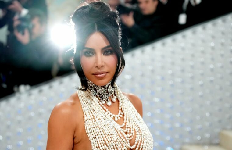 Kim Kardashian de Schiaparelli no Met Gala 2023