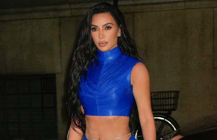 A roupa Balmain azul de Kim Kardashian no Parsons Benefit