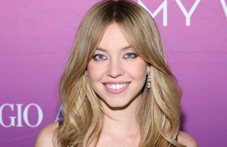 A saia transparente de Sydney Sweeney no evento Armani Beauty