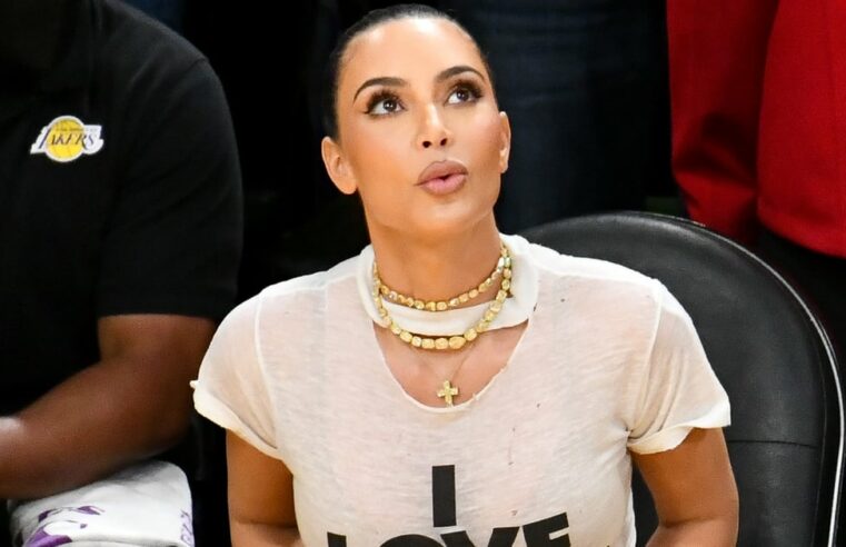 Crop Top “I Love Nerds” de Kim Kardashian no jogo dos Lakers