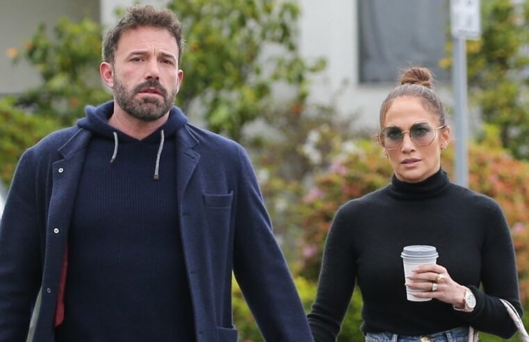 J Lo e Ben Affleck combinam em suéteres escuros e jeans