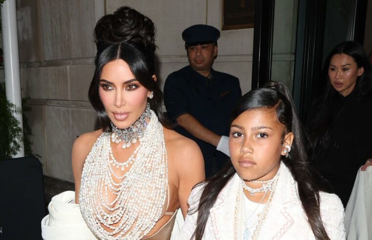 Jaqueta e jeans Chanel Tweed da North West no Met Gala 2023