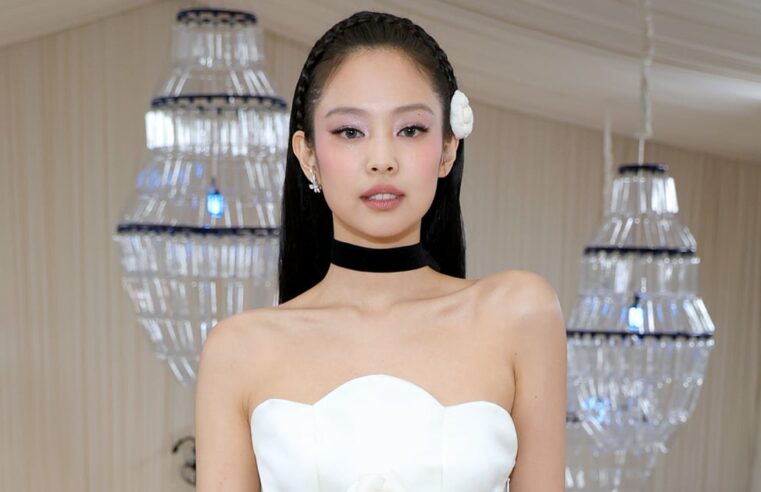 Jennie usa um minivestido Chanel no Met Gala 2023