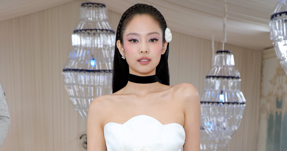 Jennie usa um minivestido Chanel no Met Gala 2023