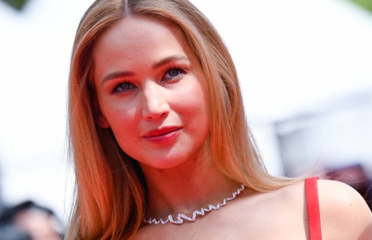 Jennifer Lawrence usa chinelos no tapete vermelho de Cannes