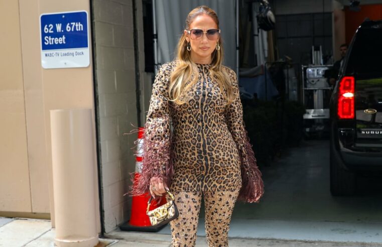 Jennifer Lopez usa estampa de leopardo Valentino da cabeça aos pés