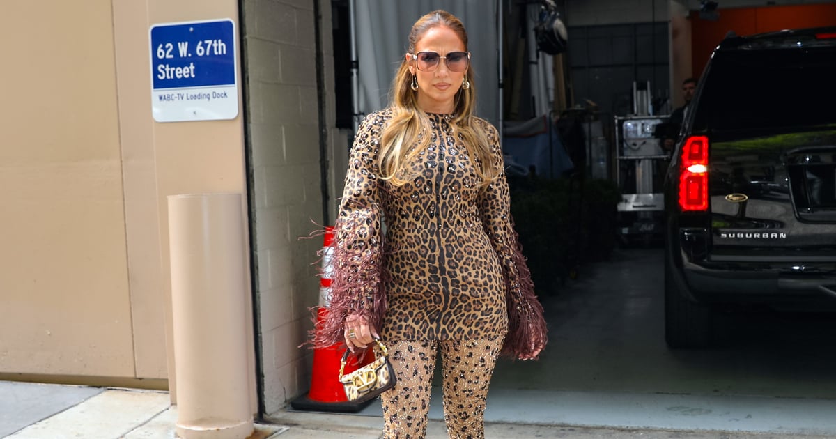 Jennifer Lopez usa estampa de leopardo Valentino da cabeça aos pés