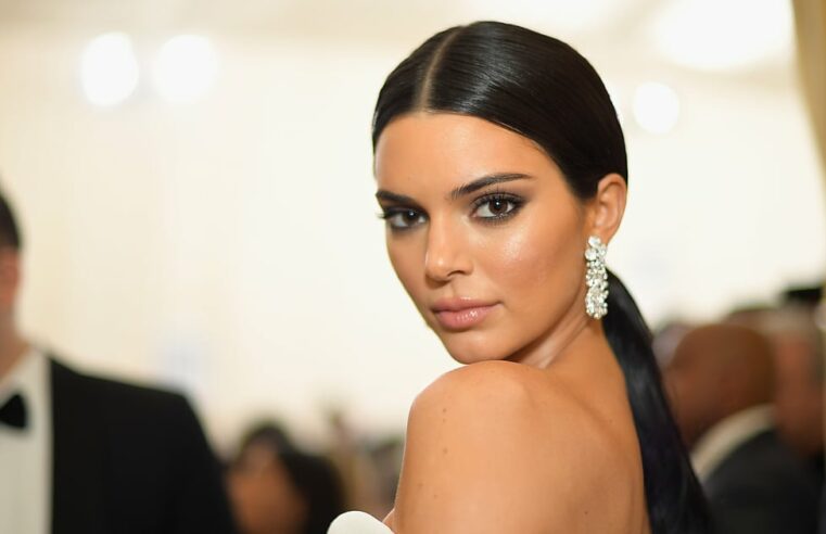 Kendall Jenner usando um biquíni