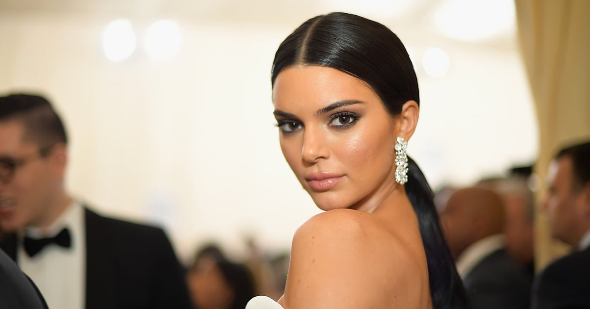 Kendall Jenner usando um biquíni