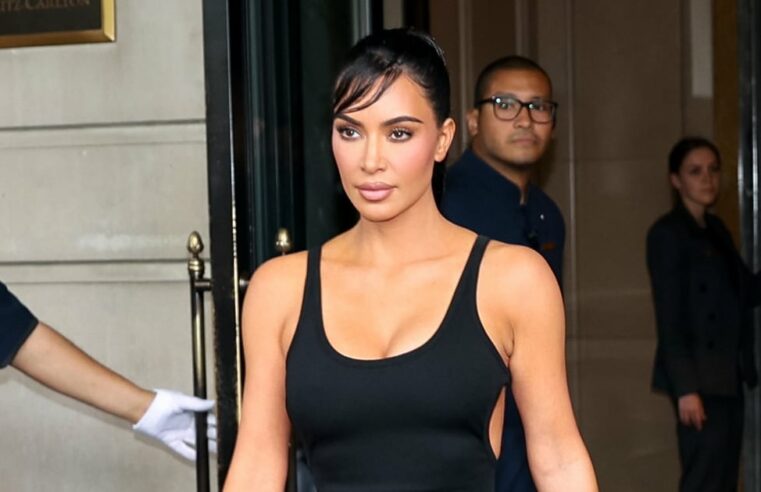 Kim Kardashian usa um vestido Gucci decotado em Nova York