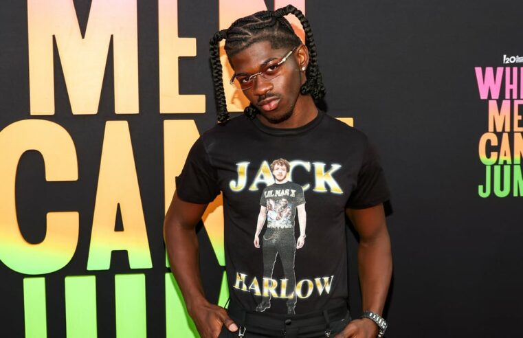 Lil Nas X usa camiseta de Jack Harlow para estreia