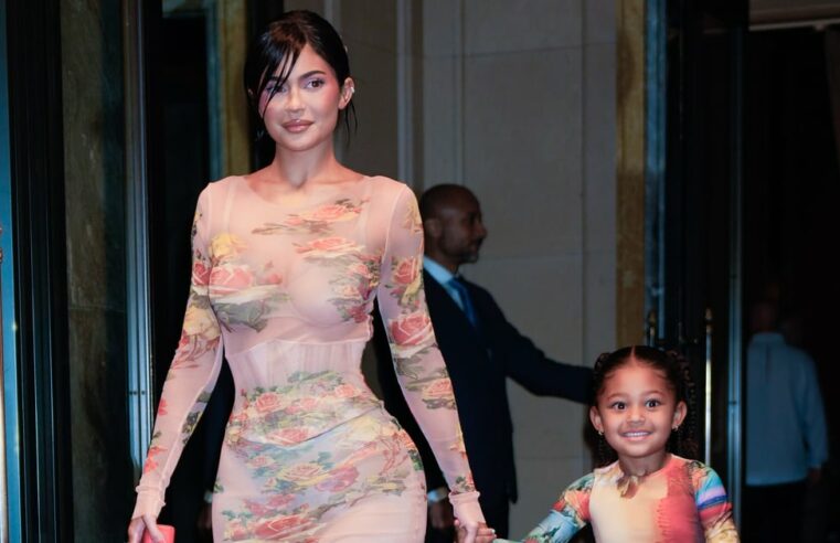 Looks combinando de Kylie Jenner e Stormi com Jean Paul Gaultier