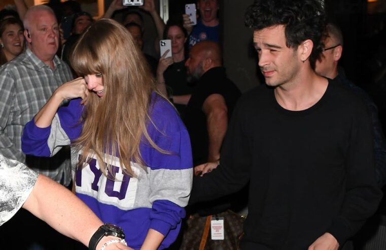 Moletom e minissaia NYU de Taylor Swift com Matty Healy