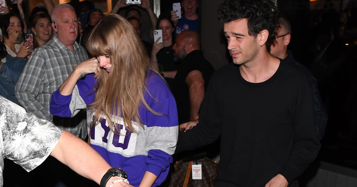 Moletom e minissaia NYU de Taylor Swift com Matty Healy