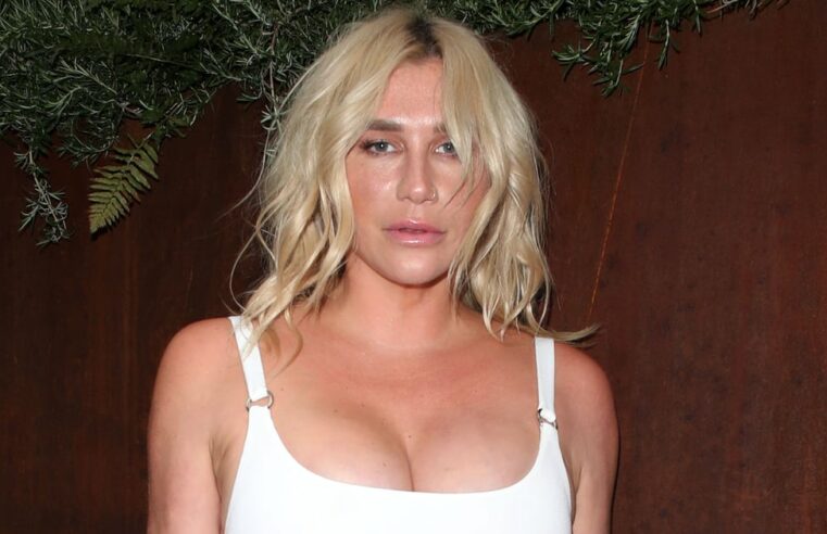 O vestido branco recortado de Kesha em Londres