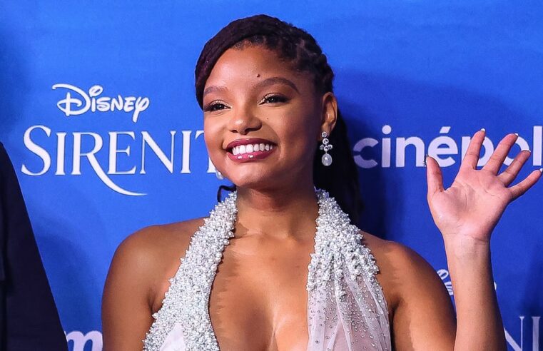 O vestido transparente de Halle Bailey na estreia de A Pequena Sereia