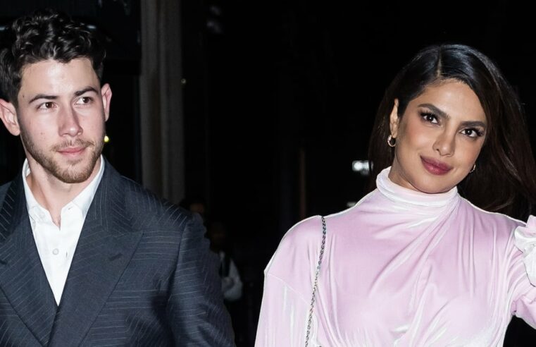 Priyanka Chopra usa vestido rosa recortado para noite em Nova York