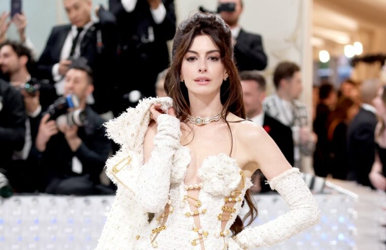 Vestido Versace de Anne Hathaway no Met Gala 2023