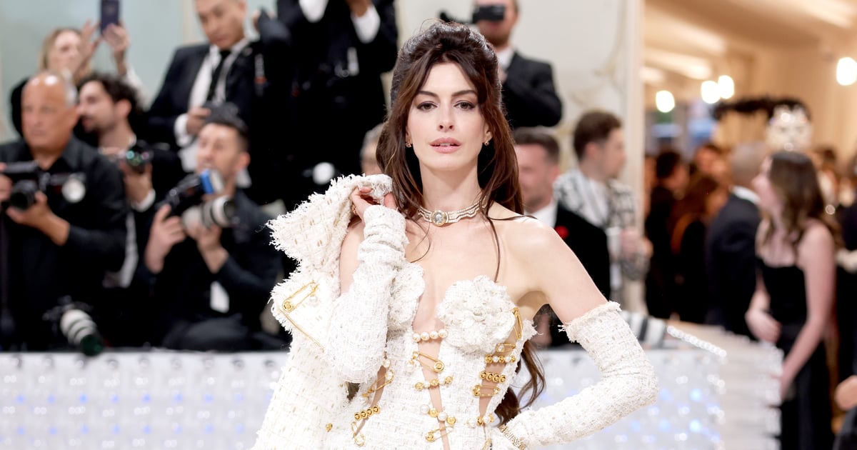 Vestido Versace de Anne Hathaway no Met Gala 2023