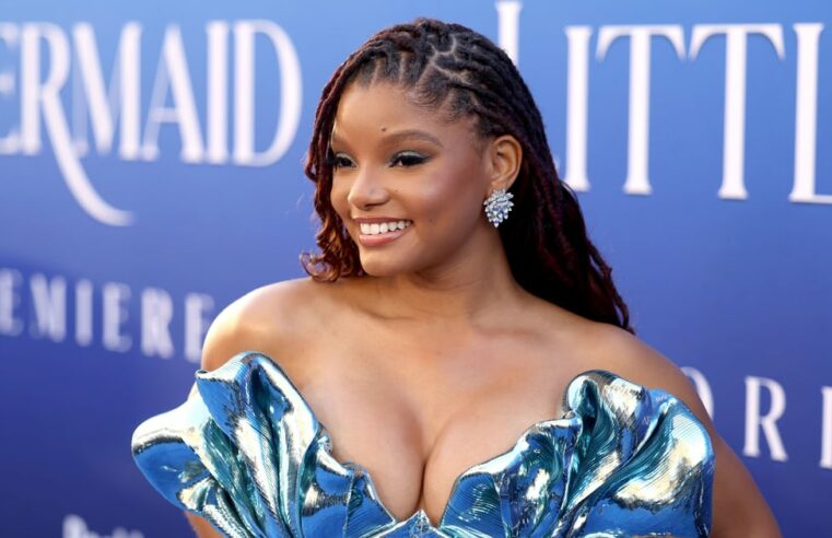 Vestido azul metálico de Halle Bailey na estreia de A Pequena Sereia