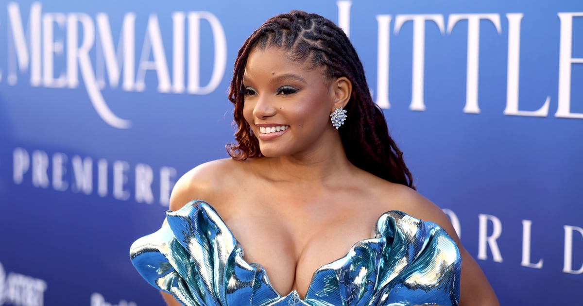 Vestido azul metálico de Halle Bailey na estreia de A Pequena Sereia